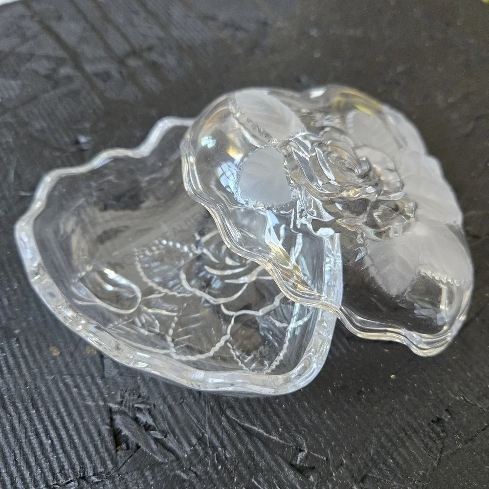 Vintage Heart shaped clear Glass Trinket Box Rose Flowers & Leaves Jewelry Catch